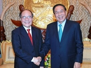 National Assembly Chairman meets with Lao leaders - ảnh 1